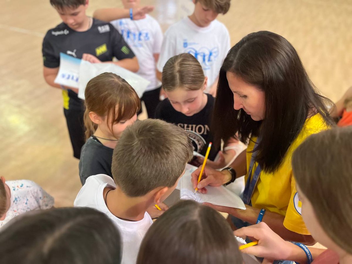 OlympicUA's tweet photo. 💙💛#DoLikeOlympians знову завітав до юних учасників табору «Аквабенд-СумДУ»

👉https://t.co/9ePNXbEfFM

#StandWithUkraine #НОК #Україна #УкраїнськийСпорт #Ukraine #OlympicMoves #StrongerTogether #StayHealthy, #StayActive #РазомдоПеремоги #MoveForPeace #MoveForUkraine  #НОКСуми https://t.co/DVnNqDhlo1