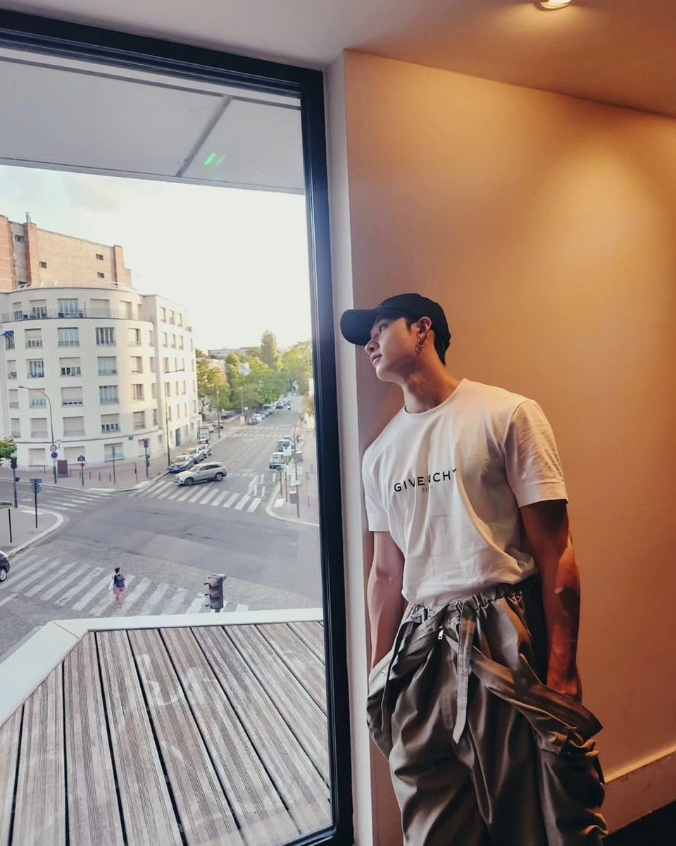 Bang Chan France tweet media