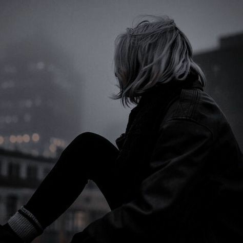 livfavelas's tweet photo. Бабочка помнит, что была гусеницей. Но чувствует ли она что-либо кроме жалости к мерзости, что полз��ла в грязи? После того, как она раскрыла эти прекрасные крылья и научилась летать?

[ #nevernight #неночь #naev ] https://t.co/EutwdQvKHx