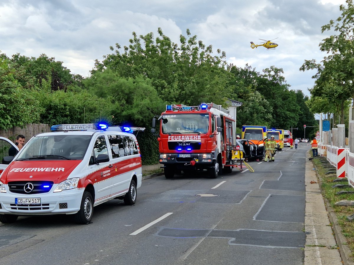 Gestern gab es einen schweren Verkehrsunfall in Schmellwitz mit 7 Verletzen. Weitere Infos unter: cottbus.de/aktuelles/mitt…