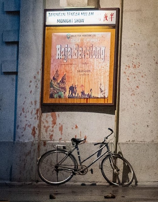 FilemKita's tweet photo. #SnowInMidsummer (Ogos/Sept 2023)

Pada malam berdarah itu, turut berlangsung tayangan (semula) filem Raja Bersiong (1968) pada tengah malam.

Ah Eng dan ibunya selamat dalam perlindungan kumpulan opera itu, tapi entah apa yang terjadi kepada ahli keluarga mereka di pawagam. https://t.co/MRTKxY7cZH