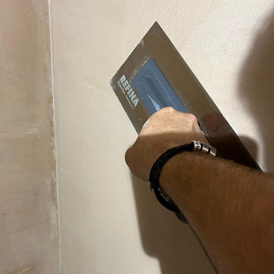 RefinaLtd's tweet image. Ultimate Plastering loving their SUPERFLEX 3 Rose Gold Trowel 💪

#newtools #plasterer #plastering