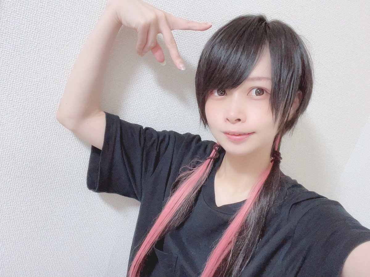 7月ほぼ丸々髪が長かったため、エクステ取ってから会った人が「髪短くなってる！」って言ってくれるんだけど、その数秒後「…いや、短いけど(普段より)長いな…🤔」って悩んでくれる現象によく出会う…

暑いから早く切りに行きたいところ…😌