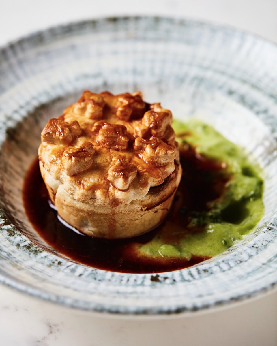 Our take on the quintessential London dish 'pie, mash and liquor'...our much loved Puy Lentil and Caramelised Shallot Pie with Colcannon Mash. 🥧 Book your table now: rosariumlondon.com/book-a-table/