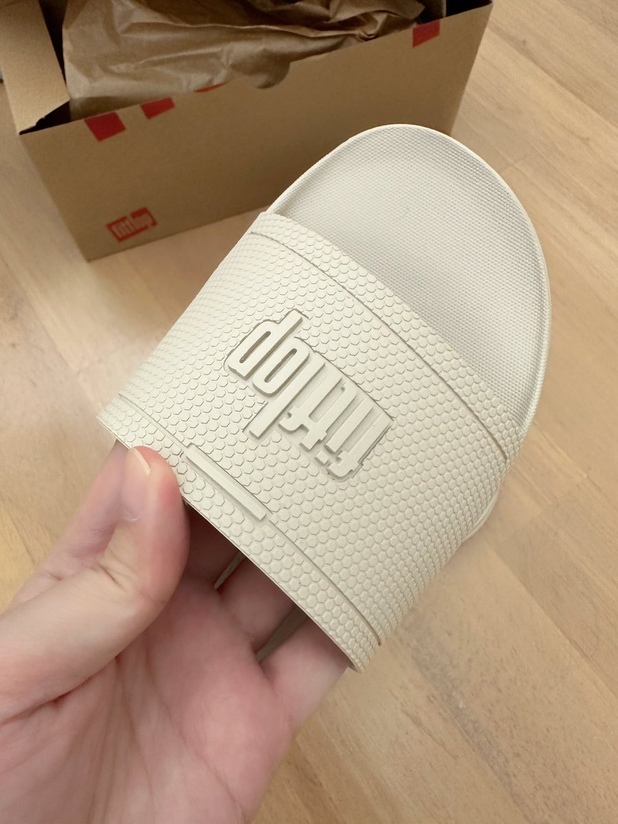 Viviennewonder's tweet photo. ขอป้ายยา fitflop รุ่นนี้หน่อย เป็นแตะเบาๆ ใส่สบาย มากกกกกกก โคตรเบา เดินชิล สีสวยมากด้วย มีพาสเทลใดๆ ใจเอน นี่ซื้อเป็นรอบที่ 2 ละ ซื้อสีชมพูมารอบก่อน ใส่จนเน่าแล้วซื้อใหม่ ราคาไม่แรงแบบรุ่นอื่น ดีแบบดี https://t.co/zj6nvFH00U