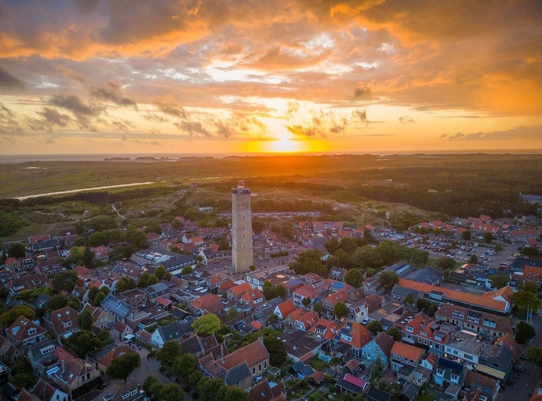 rederijdoeksen's tweet photo. Die foto's van Lennard Geerts worden steeds mooier, zoals deze van afgelopen zondag. Fijne dag vandaag! 😍 #ervaarterschelling #brandaris https://t.co/b0yKkeqTQC
