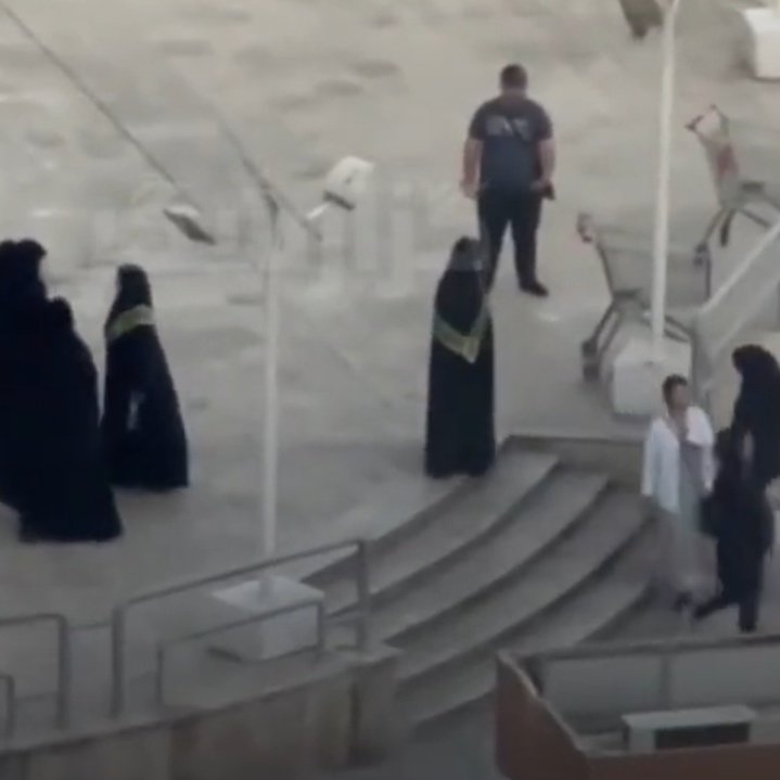 توی اکباتان، زن مامور به دختره میگه روسری بذار. دختره حتی نگاهشم نمیکنه و رد میشه:)
بنظرم تو فیش حقوقی بسیجیا کنار حق مسکن و اولاد، باید حق کیر شدن هم اضافه کنن...
#مهسا_امینی