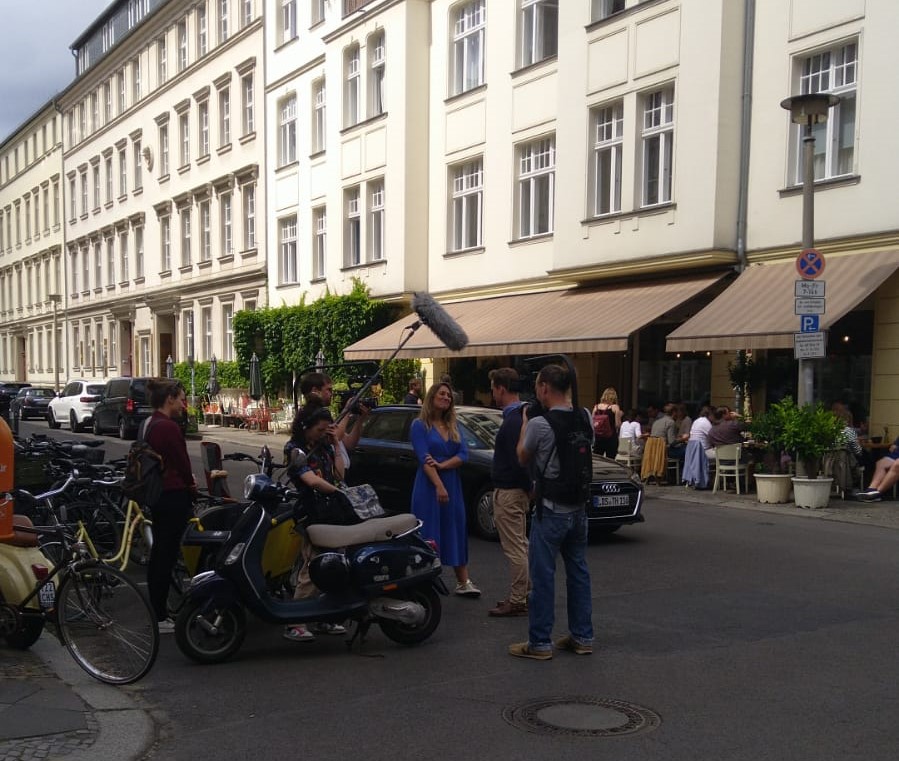 Spontanes Lunchpausen-Interview mit dem ZDF!

In unserem Berliner Office im Herzen von Berlin ist immer was los. 

Unsere Kollegen Maximilian Bechtold und Ilias Baltzis wurden zum Thema Aberglaube befragt.

Wir freuen uns über den Beitrag! 😊

#team #mittelstand