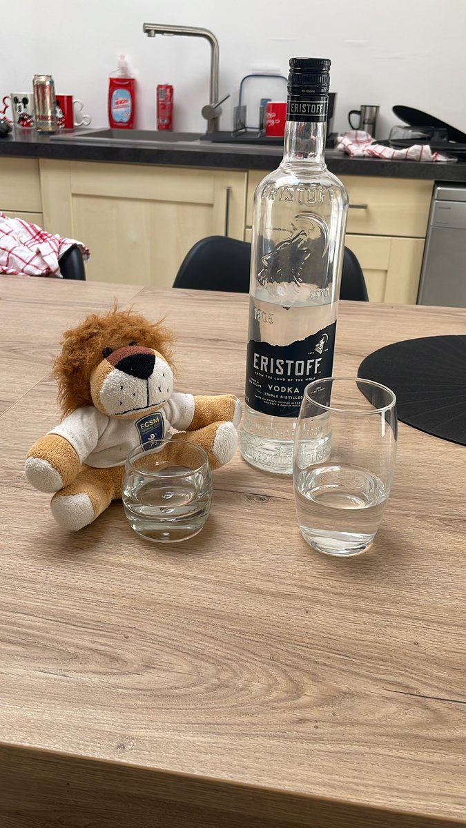 WJullerot's tweet photo. Chacun sont petit verre mon pote @FCSM_officiel 💛💙 https://t.co/qGbWFlLsRw