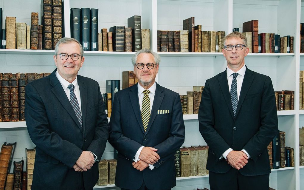 refdagkerk's tweet photo. Dr. Joel Beeke draagt leiding seminarie Grand Rapids over aan dr. Adriaan Neele https://t.co/VJePC33sEC https://t.co/zcLqaJlUjX
