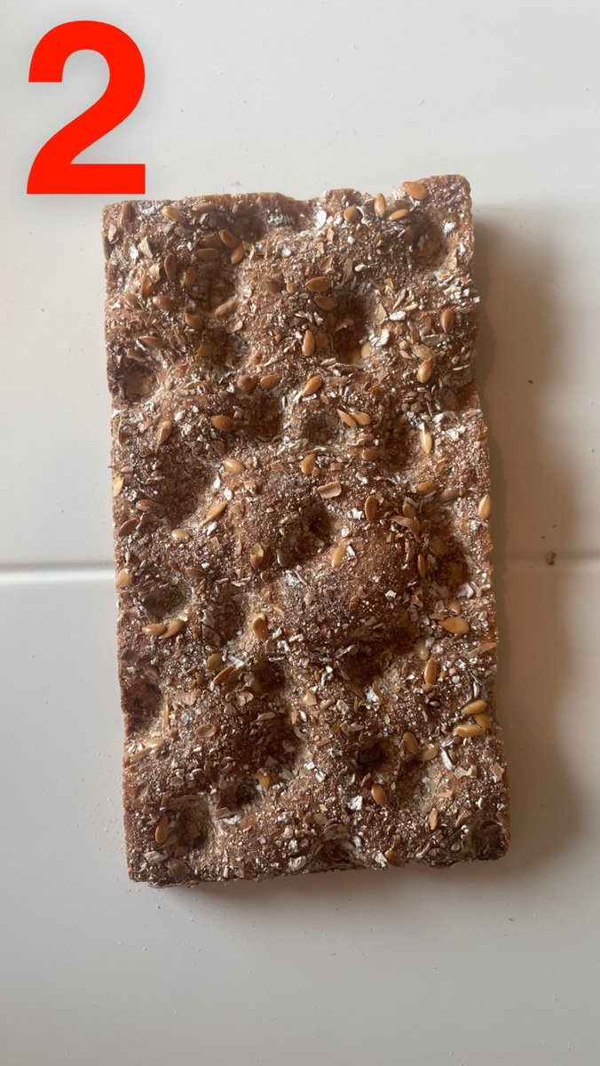 Duunulf's tweet photo. På hvilken side av knekkebrødet skal smør og pålegg? Trenger fasit for å avslutte diskusjon.

Poll under ⬇️ https://t.co/p6jZ2kKwMF