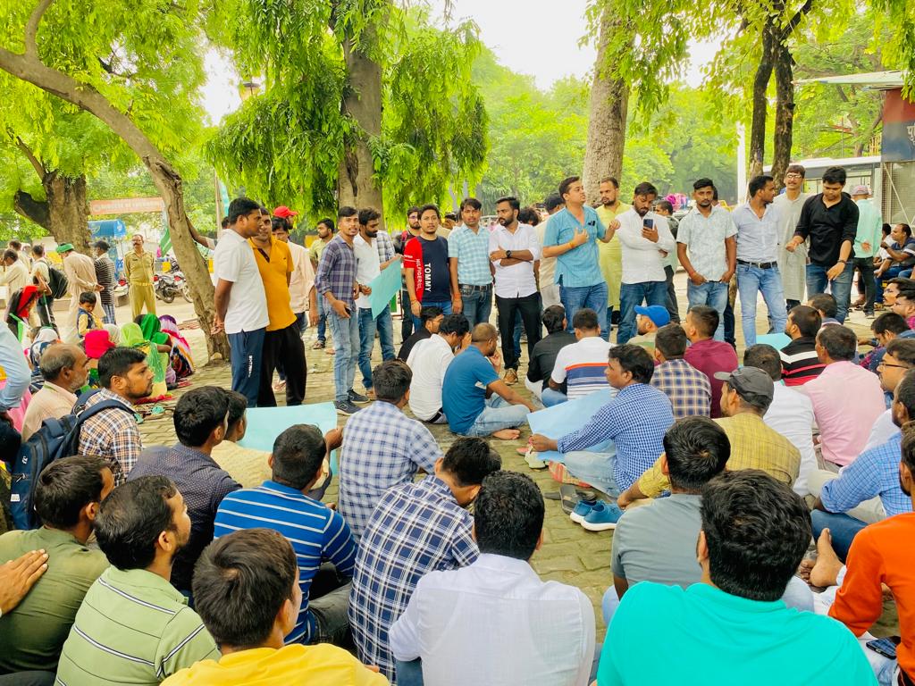 NeeteshDELED19's tweet photo. #2_अगस्त_क्रांति
#UPPRT_शिक्षक_भर्ती_कब 
पत्थर गिरिजाघर से टीम के साथ ✊🔥
संघर्ष जारी 💯🚩
सभी साथियों से निवेदन है ज्यादा से ज्यादा ट्वीट रिट्वीट करते रहिए✅💯
जुडिए 👇👇
@NeeteshDELED19 https://t.co/oSO38PZGoI