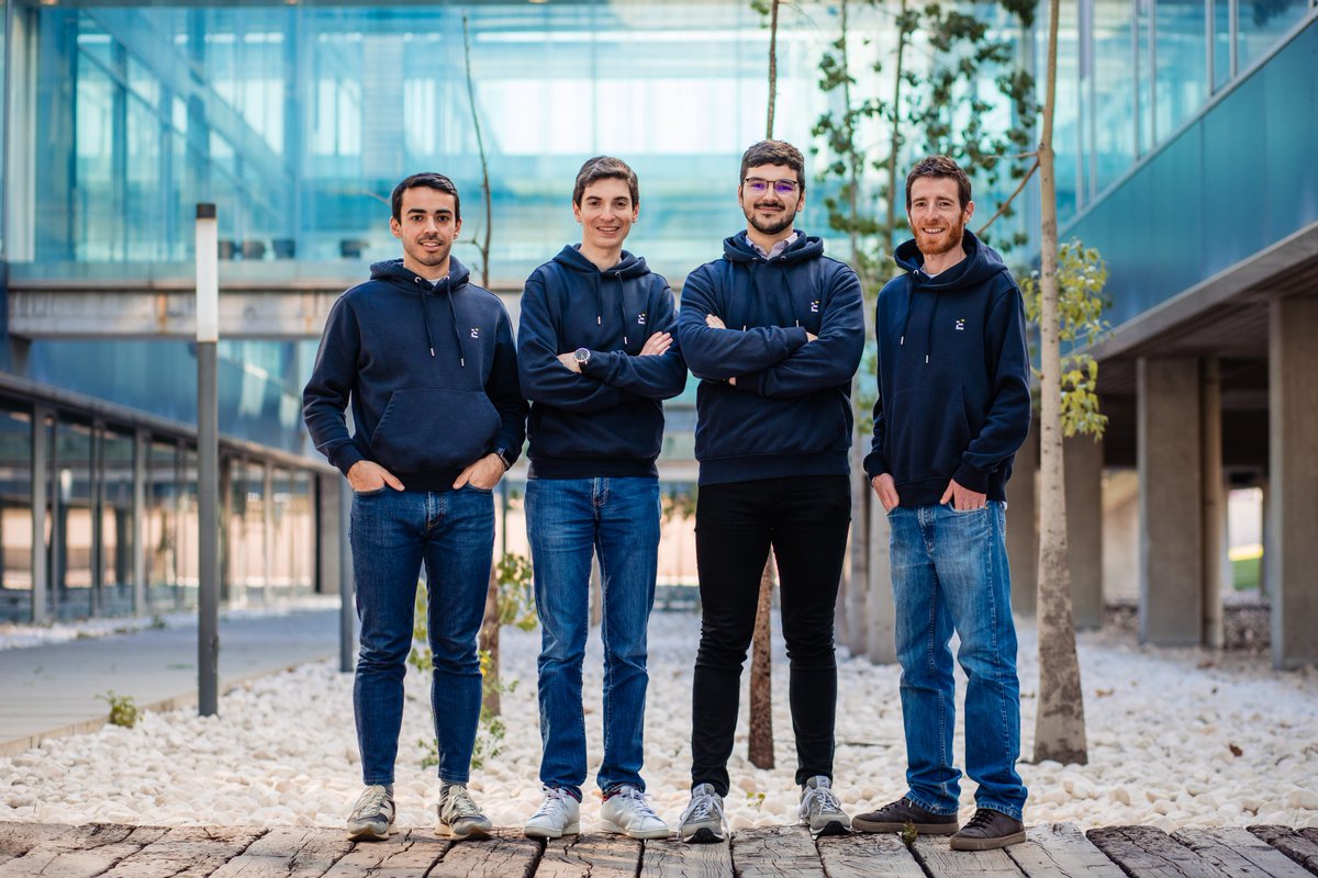 JOVESOLIDES's tweet photo. 🗞 Conocemos la experiencia de #InnovaciónSocial de Ximo Masip, cofundador de @urbanimpacte, que mejora la vida de la gente poniendo en valor el ahorro energético y el uso de datos de forma sostenible🔋

Lee la entrevista aquí👉 https://t.co/3a4rqq21aU

@GVAavi #EscuelaCreactiva https://t.co/IxB0s3xCRV