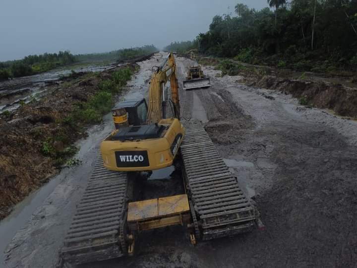 iambitere's tweet photo. Bayelsa State Governor, @govdouyediri places premium on connecting the hinterlands to the state capital, Yenagoa.
The Nembe-Brass road is making huge progress.
#ProsperityTwoPointZero
#dirilaw https://t.co/2YWGsFWXVJ