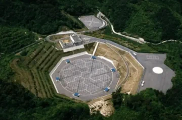 STansuke's tweet image. 日本では17基のHAARPが稼働
 なかでも世界で最も進化したと言われるのが京大MUレーダー。
電子レンジに例えれば17億Ｗという大容量 宇宙空間に配備されている反射鏡に、マイクロ波を撃ち込んで、地上の標的に。 散布された超ナノアルミで集中豪雨、活断層で地震