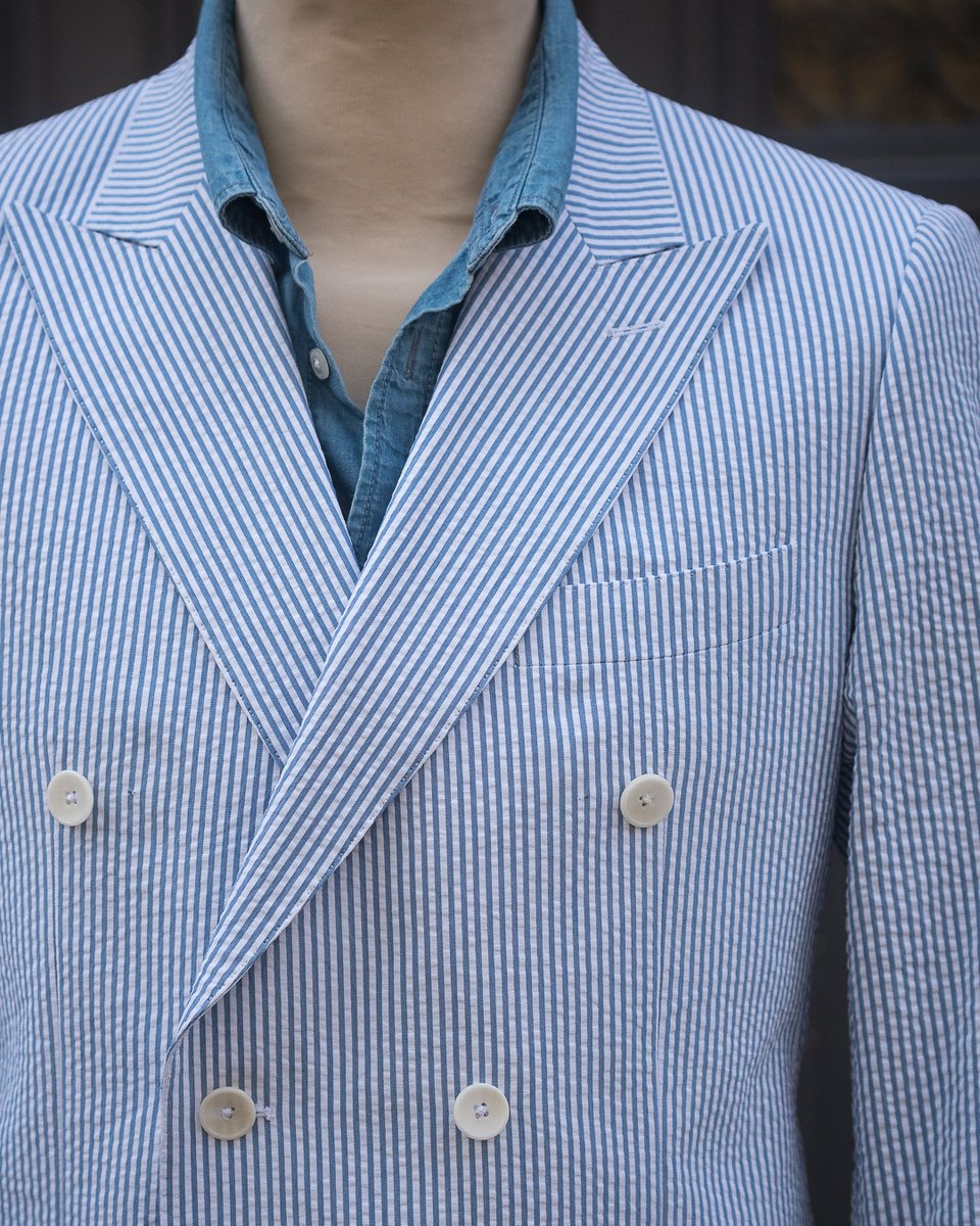ScaviniParis's tweet photo. Une sublime veste croisée en seersucker, parée de rayures bleues et blanches. Son tissu léger et texturé apporte toute la fraîcheur nécessaire à l'été. Une veste maîtresse à vos tenues, que vous pouvez porter en dépareillé pour plus de subtilité ;) https://t.co/cuIDNU7B1t