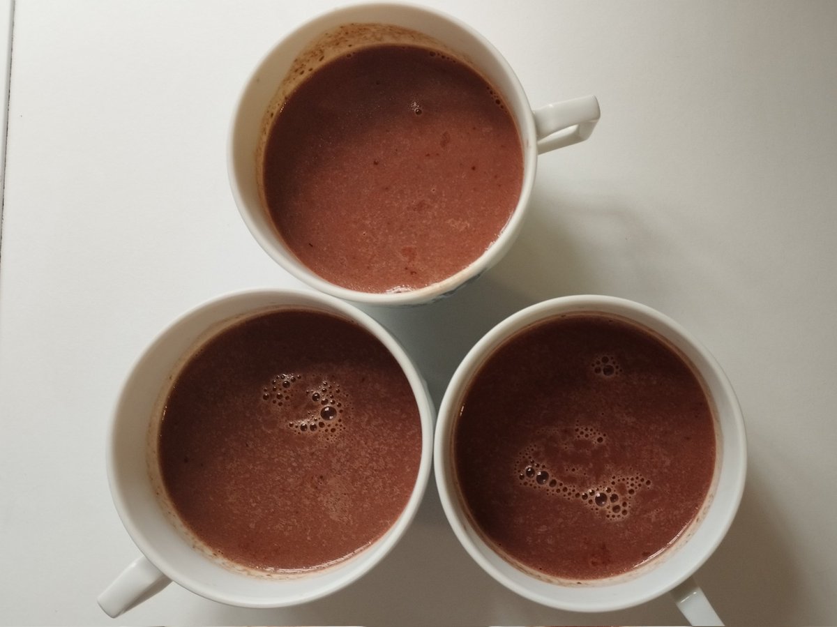 Chocolate a la taza bean to bar de <a href="/Kaitxo2017/">Kaitxo</a> para desayunar.  Hecho en Balmaseda, #Bizkaia. La tableta con el mismo chocolate con cacao de Chulucanas, Piura, Perú 🇵🇪 tuvo premio bronce 🥉de los International Chocolate Awards en 2020. Uno de los primeros chocolates de Kaitxo. ⬇️