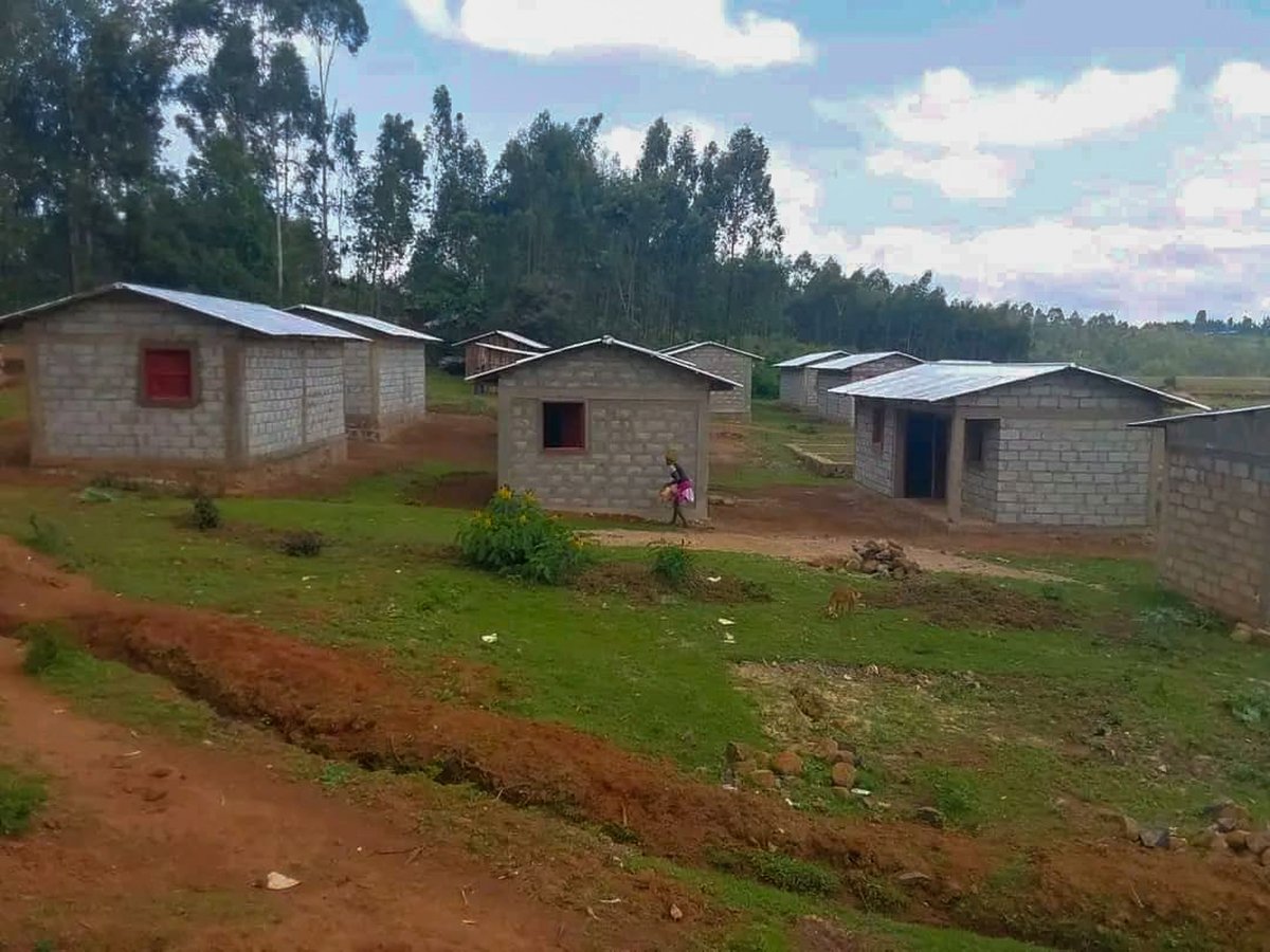 UNHCREthiopia's tweet photo. Finding a place to call home provides the chance for a new life to those internally displaced by conflict who are unable to return home.
In Nekemte, #Oromia UNHCR & @ANE_Ethiopia constructed 38 durable shelters to provide a home for 206 individuals after 3+ years of displacement. https://t.co/aWthqZ11uJ