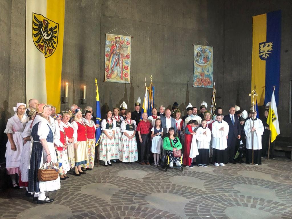 "Mariendom proppenvoll": Am Sonntag, 30. Juli 2023, fand die schlesische Mutter-Anna-Wallfahrt im Mariendom in Velbert-#Neviges statt. Bericht bei SuperTipp-online: shorturl.at/ckqvH #schlesien #velbert #landsmannschaftschlesien #nrw