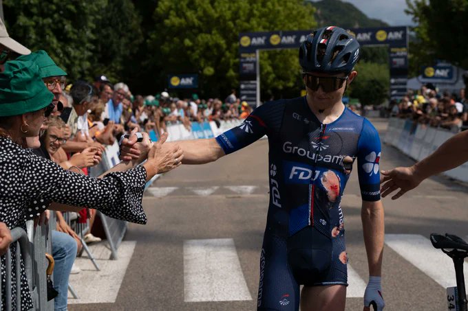 El australiano Michael Storer del FDJ hace demostración de calidad y potencia. Ayer perdió al sprint frente a Cepeda y hoy es campeón sobrado. Elizzonde,2o del #TourdelAin que acaba de concluir en la zona del Jura, gran dificultad montañosa. El podio lo cerró Prodhomme a 3.28”