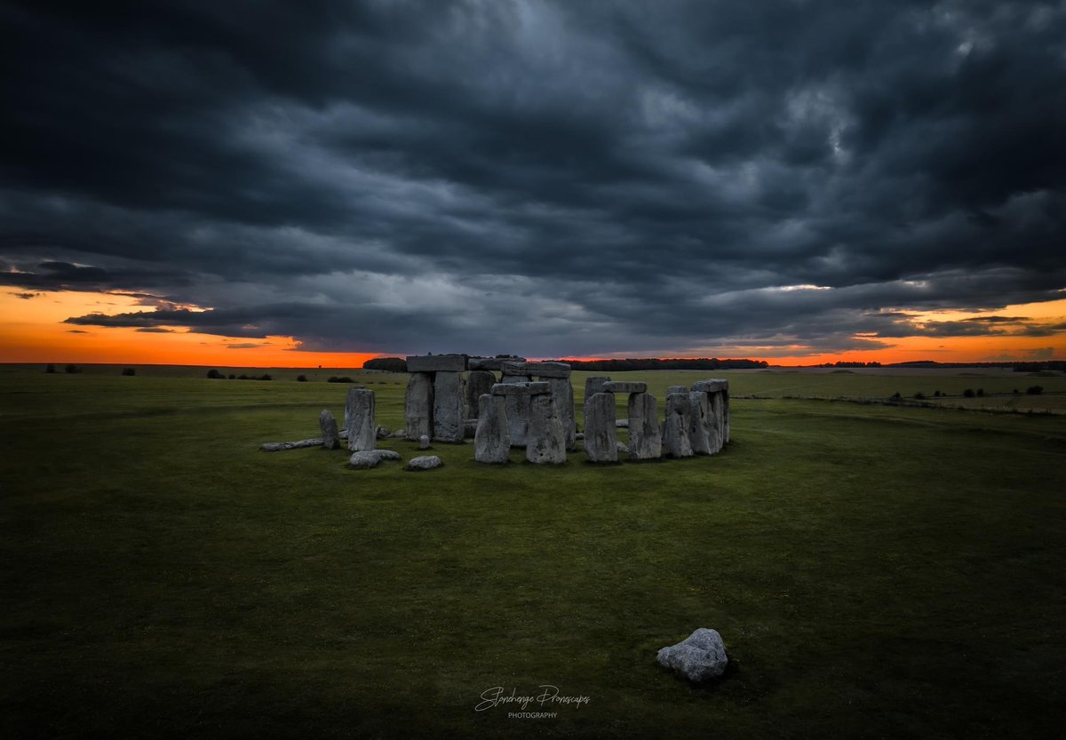 ST0NEHENGE's tweet image. A stormy sunset at Stonehenge this week 📷 credit Stonehenge Dronescapes on FB 👏👏👏