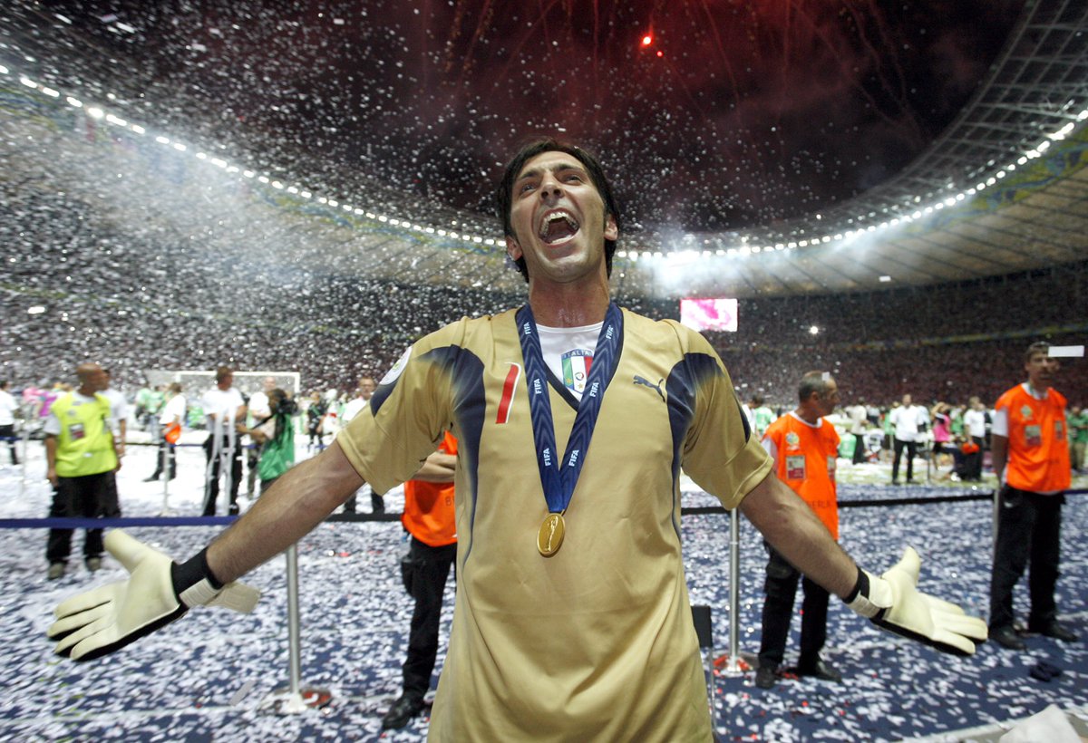 Azzurri's tweet photo. 💙 𝑮𝑹𝑨𝒁𝑰𝑬 𝑵𝑼𝑴𝑬𝑹𝑶 1️⃣ 💙
@gianluigibuffon 

🇮🇹 #Buffon 🇮🇹 #Capitano 🇮🇹 #Leggenda 🇮🇹 https://t.co/g4Nd5L2mvf