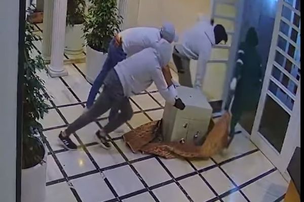 BandEAtoZ's tweet photo. Rich folks vacation elsewhere when Spain gets hot, but then the #Yeggs climb a wall, then roll out with your safe. #boltitdown
#safecracker #safecrackers #safecracking #crimescene #truecrimecommunity #truecrime #safes #safetechnician #safeengineer #safetech #locksmith #heist https://t.co/dcrE59I99z