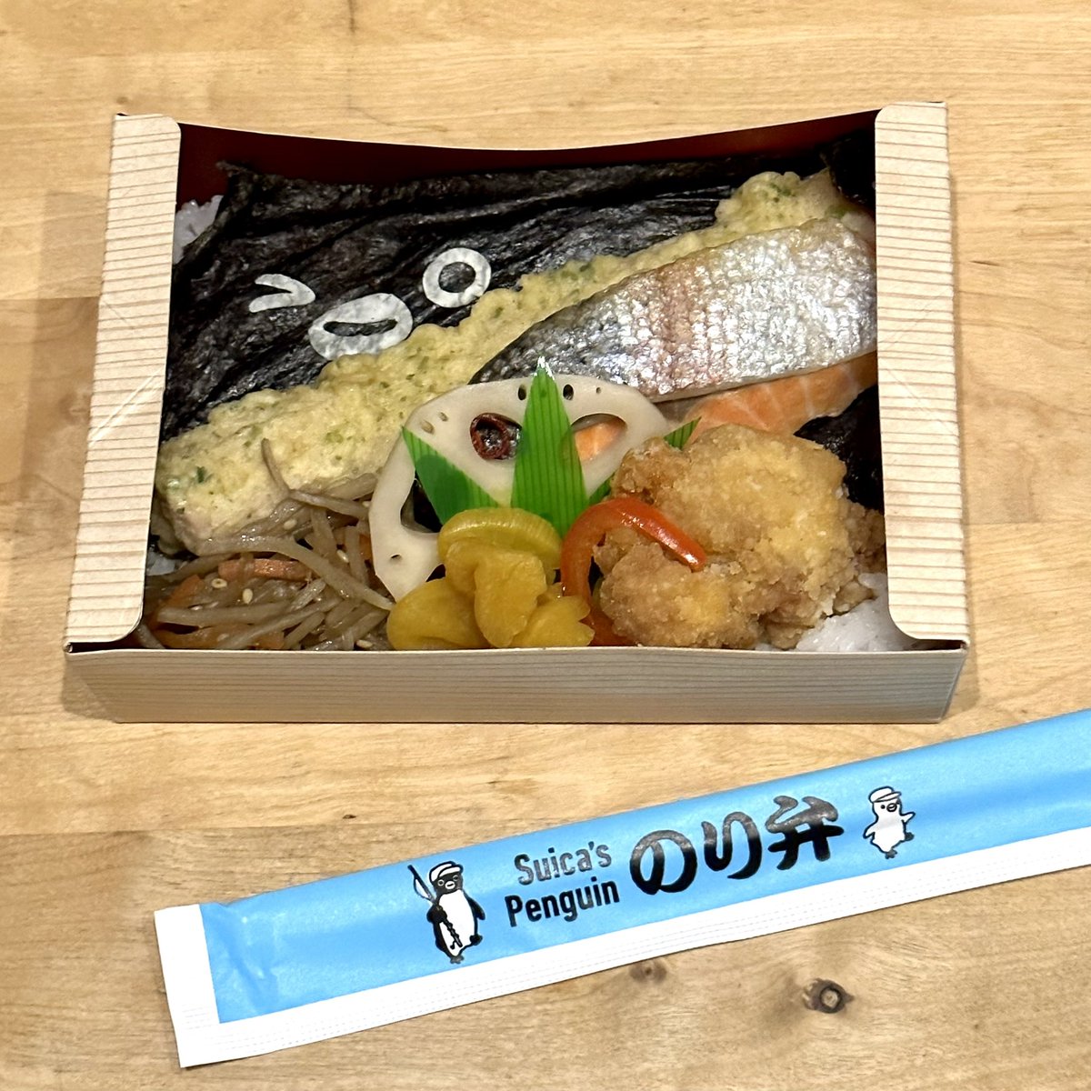 今日の夕ごはんはSuicaペンギンののり弁。 ペンギンがウィンクしてる