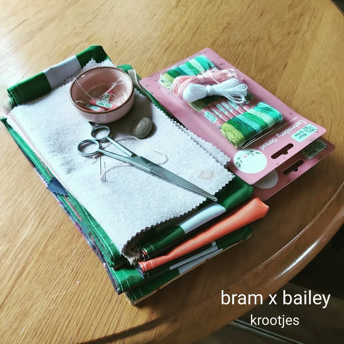TheLadyMerel's tweet photo. Bumbags borduren.

Embroidery on the bumbags.

#borduren #embroidery #bumbags #bramxbailey #tassen #bags #krootjes #solidground https://t.co/1K8aNHGse0