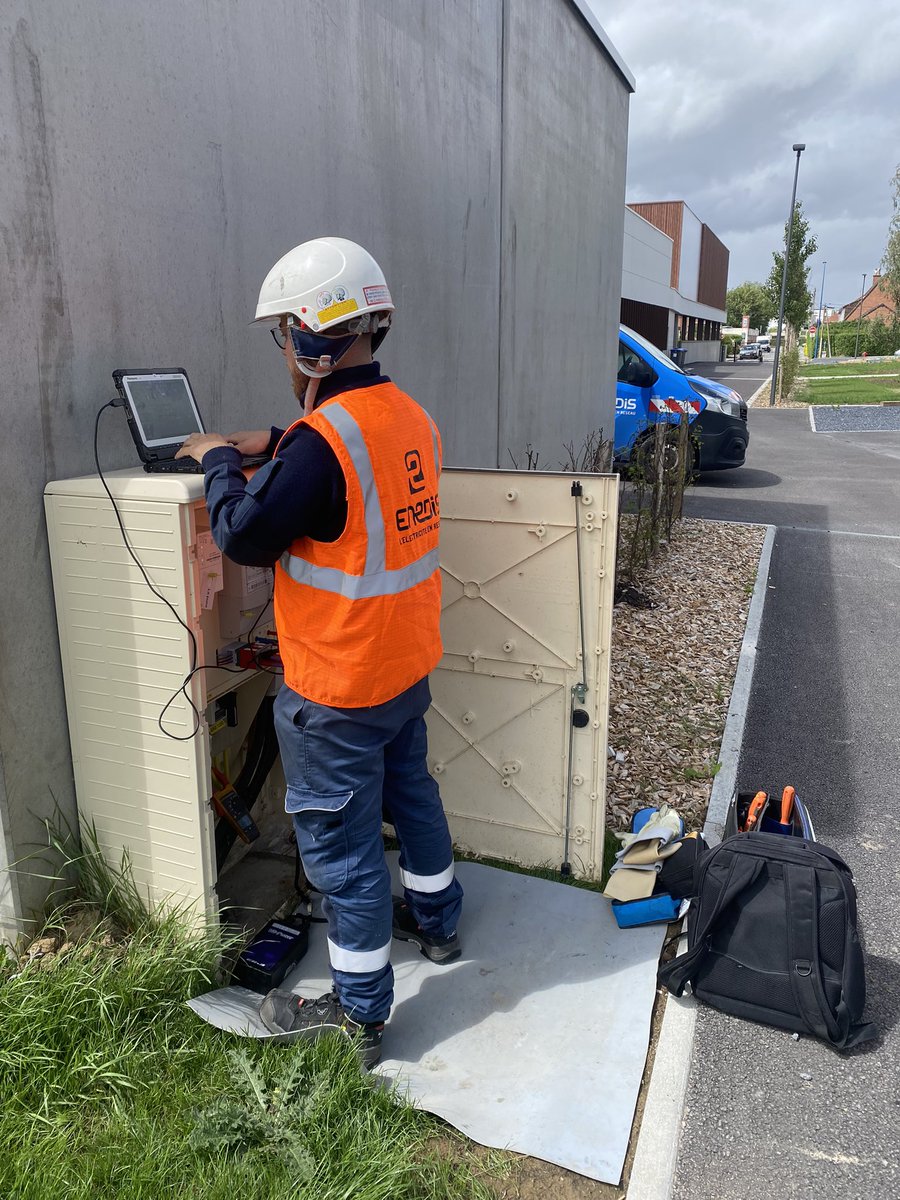 wissocq_pauline's tweet photo. ⛅️Le soleil joue à cache cache mais les équipes @enedis_npdc sont au rendez-vous pour mettre en service la production solaire du magnifique complexe #Athenium à #Wavrin. Installation exemplaire qui devrait couvrir une grande partie de la consommation des bâtiments municipaux👏 https://t.co/41TrzUEROq