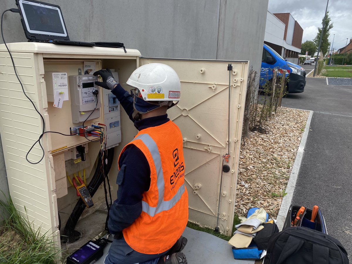 wissocq_pauline's tweet photo. ⛅️Le soleil joue à cache cache mais les équipes @enedis_npdc sont au rendez-vous pour mettre en service la production solaire du magnifique complexe #Athenium à #Wavrin. Installation exemplaire qui devrait couvrir une grande partie de la consommation des bâtiments municipaux👏 https://t.co/41TrzUEROq