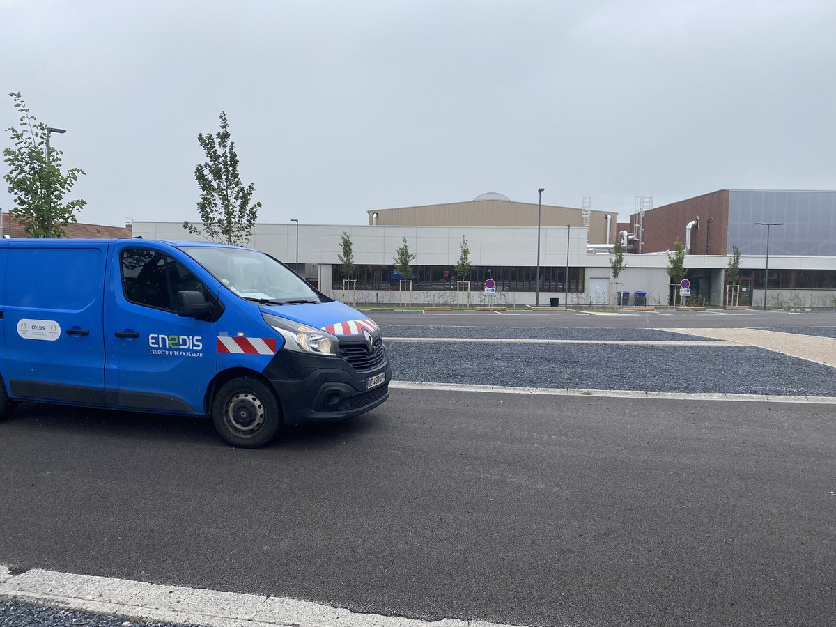 wissocq_pauline's tweet photo. ⛅️Le soleil joue à cache cache mais les équipes @enedis_npdc sont au rendez-vous pour mettre en service la production solaire du magnifique complexe #Athenium à #Wavrin. Installation exemplaire qui devrait couvrir une grande partie de la consommation des bâtiments municipaux👏 https://t.co/41TrzUEROq