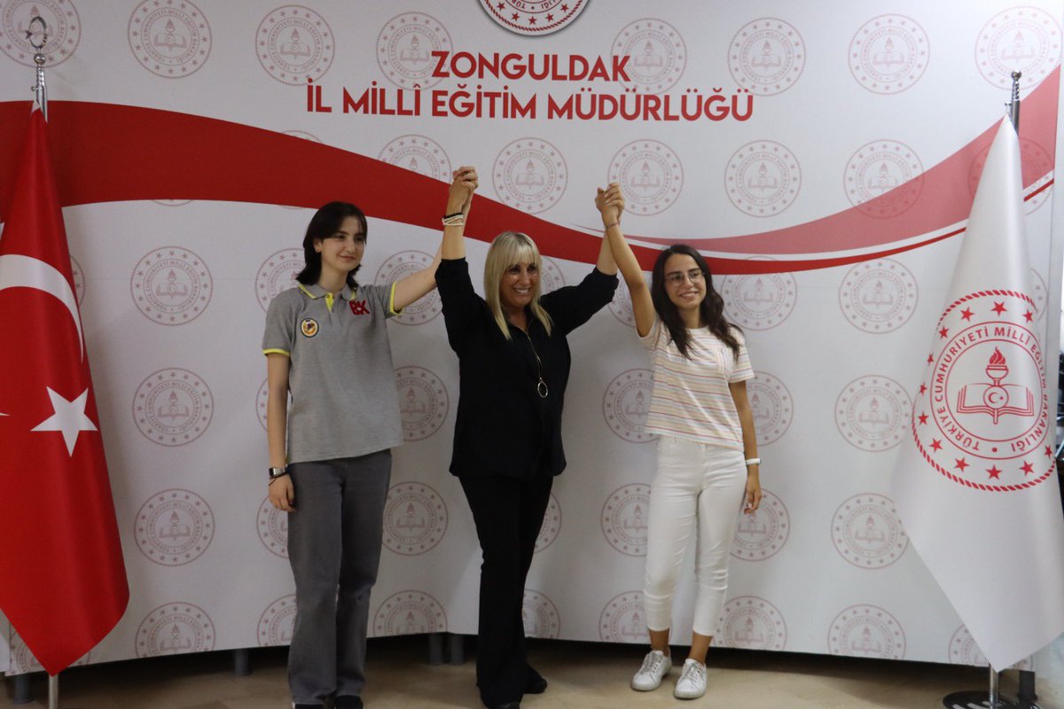 ZonguldakMEM's tweet photo. Gururumuz Elif Ecrin Çakmak ve Yağmur Er 🥇🏅

İl Müdürümüz Züleyha Aldoğan, LGS 2023’de tüm soruları doğru cevaplayarak Türkiye Birincisi olan öğrencilerimiz ve aileleri ile buluştu. Başarılı öğrencilerimizi, onları destekleyen ailelerini ve öğretmenlerini tebrik etti. 💐 https://t.co/ORaJ2LhjRM