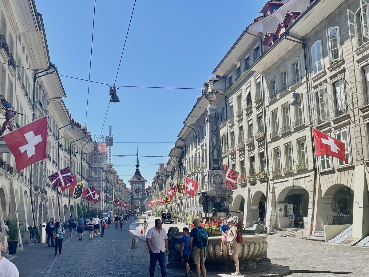 CottierDamien's tweet image. Pour ceux qui s’en seraient inquiétés : la ville fédérale semble avoir plutôt bien supporté d’être exposée à quelques couleurs (de la vie) l’espace de 4 jours🇨🇭😉🌈
