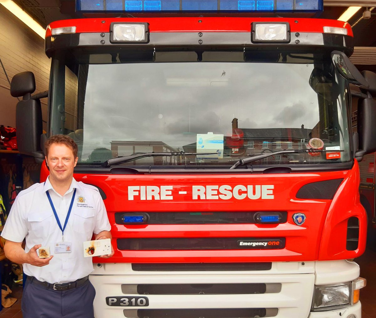 SFRS_Prevention's tweet image. #electricalsafety plugs and sockets, keep an eye out for the following:

Hot plugs or sockets, scorch marks, fuses that often blow

Poorly wired plugs #wiringproblems

Overloaded sockets – too many appliances in one socket can lead to overheating
#SAFETYNEVERTAKESADAYOFF