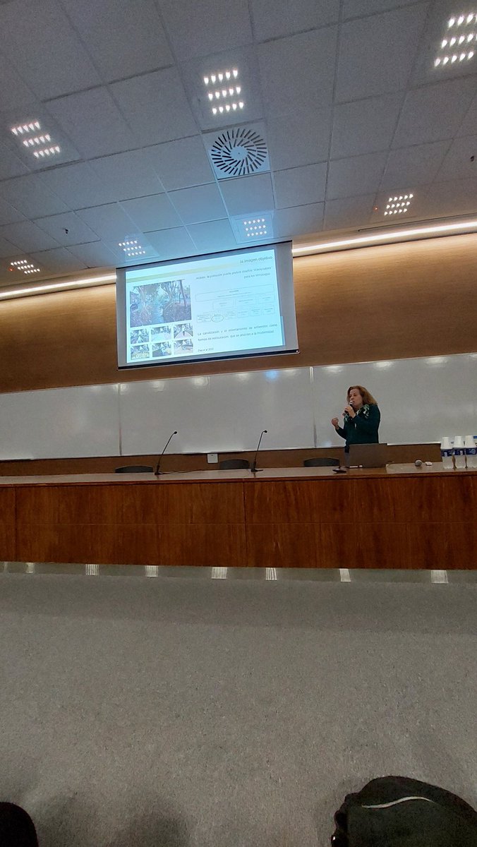 peroedgardo's tweet photo. Lindo intercambio de experiencias y debates conceptuales en la Mesa de Restauración de ecosistemas acuáticos y ribereños en la @cilcal23 🤜🏼🤛🏼👏🏼👏🏼 https://t.co/S4o1Yvzb85