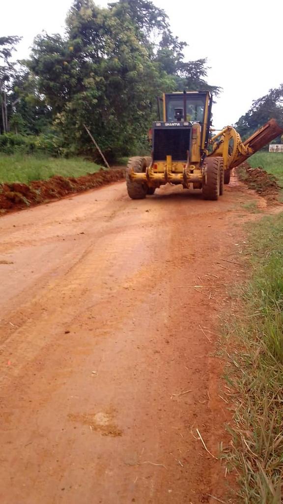 MintpGov's tweet photo. #Ebolowa-#Akom2-#Kribi: Since 6 June 2023, the RDPW-South has been carrying out works under direct labour on the Ebolowa-Akom2-Kribi road. The ongoing operation which has been instructed by the Minister of Public Works, has so far enabled a smooth traffic flow over roughly 50 km. https://t.co/4EkyV4xoW3