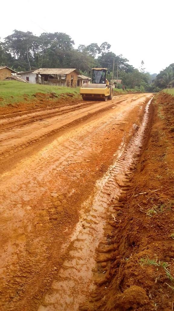 MintpGov's tweet photo. #Ebolowa-#Akom2-#Kribi: Since 6 June 2023, the RDPW-South has been carrying out works under direct labour on the Ebolowa-Akom2-Kribi road. The ongoing operation which has been instructed by the Minister of Public Works, has so far enabled a smooth traffic flow over roughly 50 km. https://t.co/4EkyV4xoW3