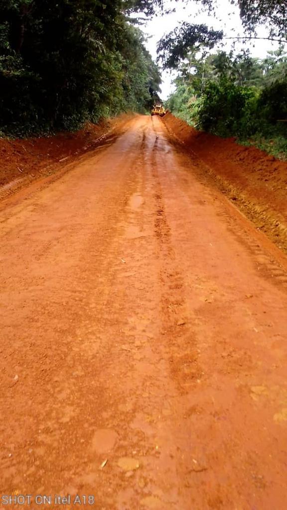 MintpGov's tweet photo. #Ebolowa-#Akom2-#Kribi: Since 6 June 2023, the RDPW-South has been carrying out works under direct labour on the Ebolowa-Akom2-Kribi road. The ongoing operation which has been instructed by the Minister of Public Works, has so far enabled a smooth traffic flow over roughly 50 km. https://t.co/4EkyV4xoW3