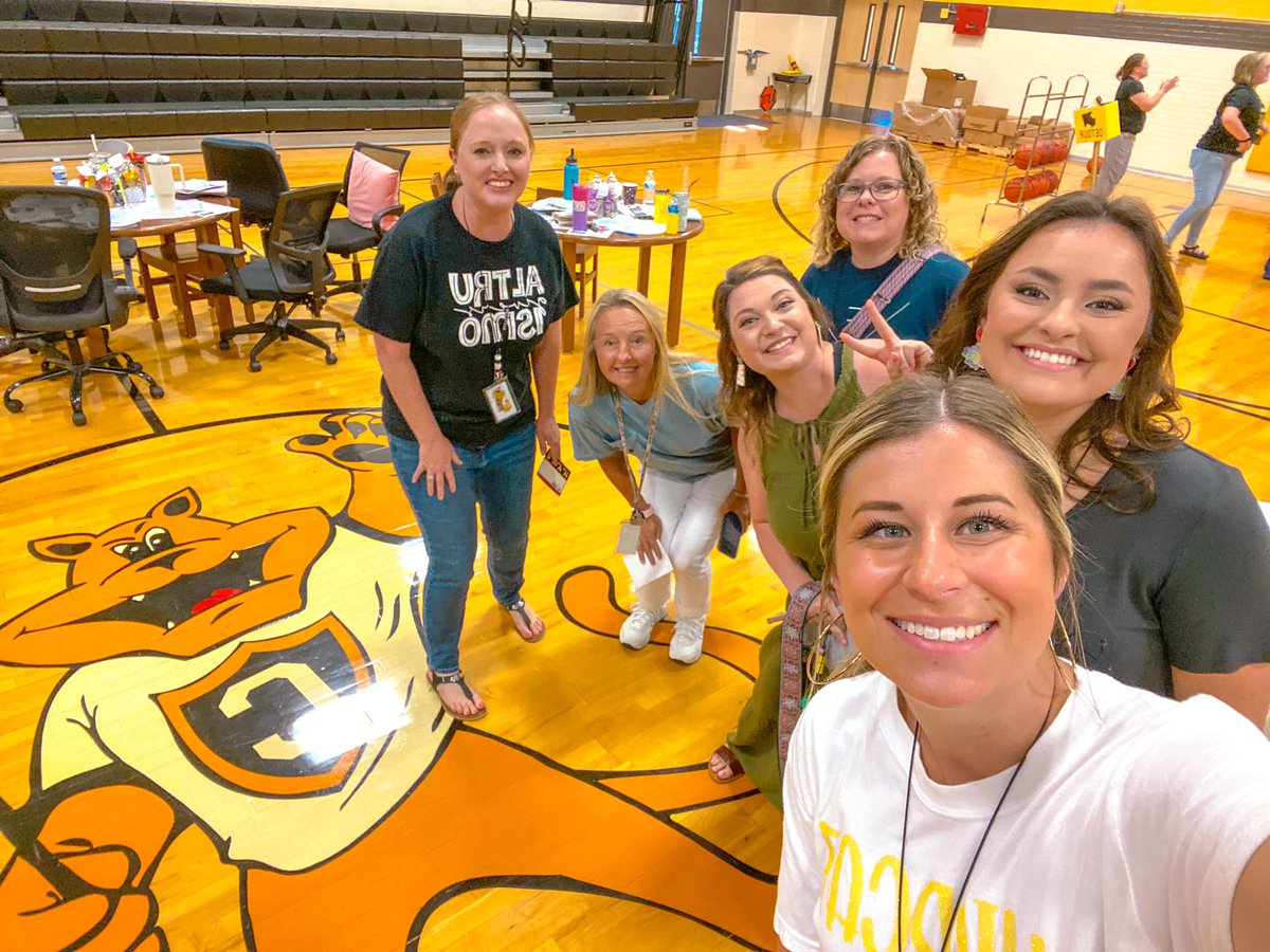 ces_kindercats's tweet photo. Team bonding with #theamazingrace! A fun scavenger hunt around Christiana to kick off the new year! #BeABridge @ChristianaES1 https://t.co/JvzCkOhkKo