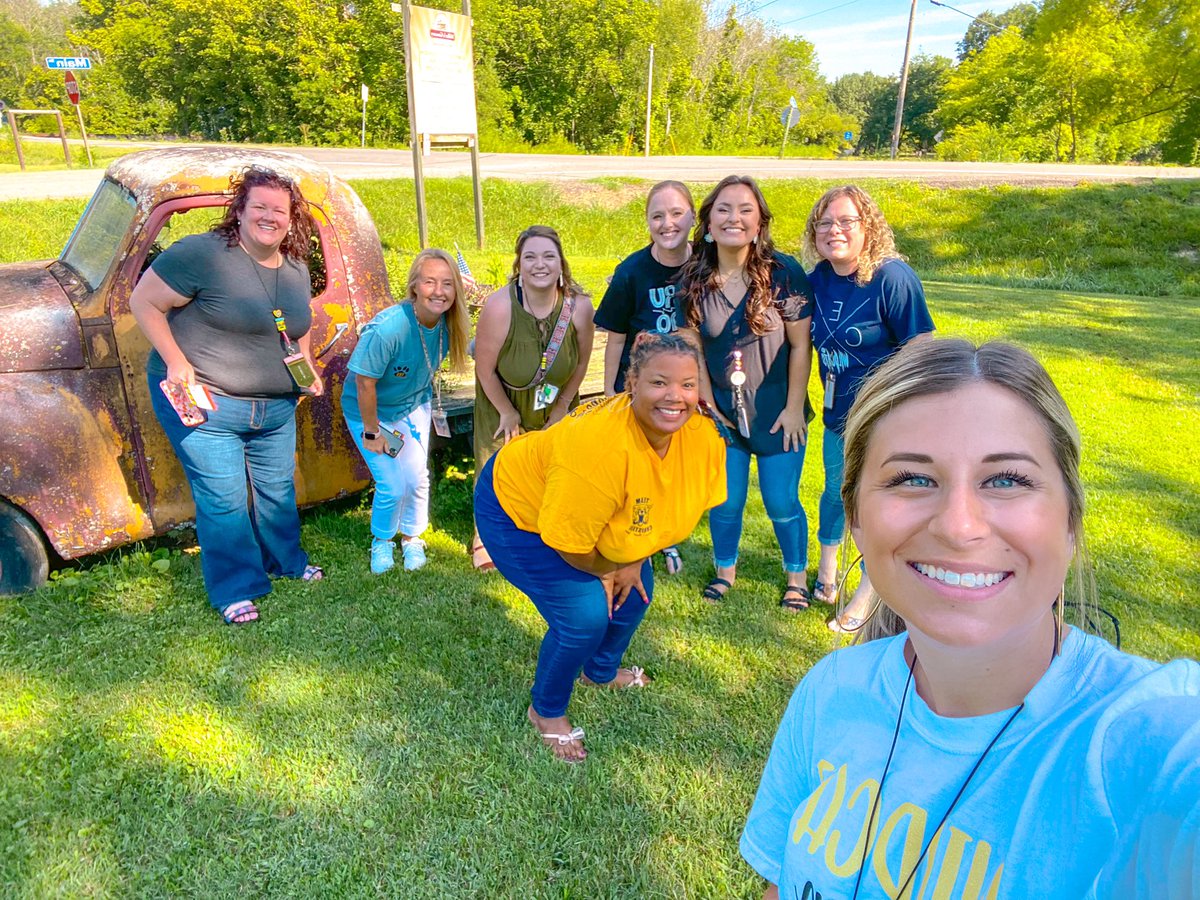 ces_kindercats's tweet photo. Team bonding with #theamazingrace! A fun scavenger hunt around Christiana to kick off the new year! #BeABridge @ChristianaES1 https://t.co/JvzCkOhkKo