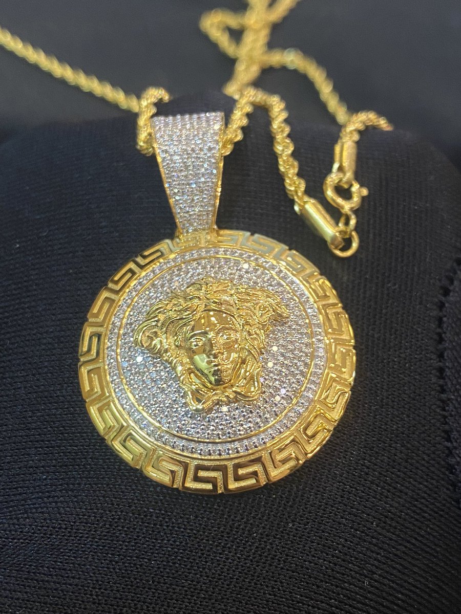 jishajewels's tweet photo. Unleashing the allure of opulence with Versace's La Medusa Diamonds Pendant ✨ Embrace luxury in 14K Yellow gold adorned with 1.35 Carats of dazzling diamonds 💎 #Versace #LaMedusa #Diamonds #LuxuryJewelry https://t.co/V3iJHSxYvO