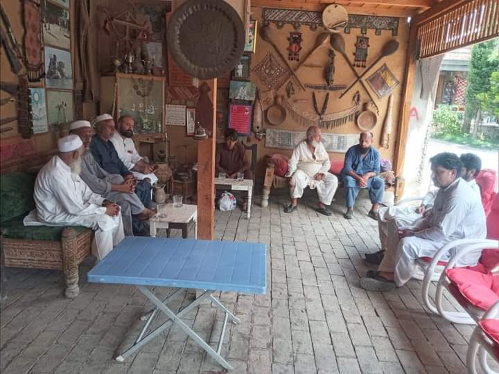 ali_tekadar's tweet photo. ۔عوامی نیشنل پارٹی کے نامزد امیدوار صوبائی اسمبلی PK9محمد ظاہر شاہ خان رور جان ,مختلف علاقوں سے آئے ہوئے پارٹی کارکنان اور علاقہ عمائدین کے ساتھ حجرہ میں ۔ https://t.co/Sx1G2UxV3r