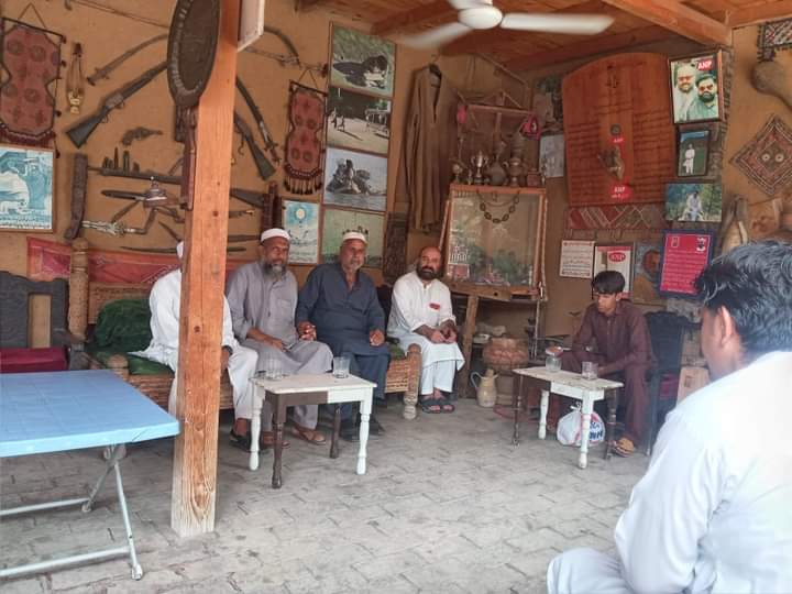ali_tekadar's tweet photo. ۔عوامی نیشنل پارٹی کے نامزد امیدوار صوبائی اسمبلی PK9محمد ظاہر شاہ خان رور جان ,مختلف علاقوں سے آئے ہوئے پارٹی کارکنان اور علاقہ عمائدین کے ساتھ حجرہ میں ۔ https://t.co/Sx1G2UxV3r