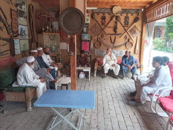 ali_tekadar's tweet photo. ۔عوامی نیشنل پارٹی کے نامزد امیدوار صوبائی اسمبلی PK9محمد ظاہر شاہ خان رور جان ,مختلف علاقوں سے آئے ہوئے پارٹی کارکنان اور علاقہ عمائدین کے ساتھ حجرہ میں ۔ https://t.co/Sx1G2UxV3r