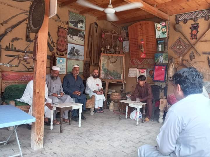 ali_tekadar's tweet photo. ۔عوامی نیشنل پارٹی کے نامزد امیدوار صوبائی اسمبلی PK9محمد ظاہر شاہ خان رور جان ,مختلف علاقوں سے آئے ہوئے پارٹی کارکنان اور علاقہ عمائدین کے ساتھ حجرہ میں ۔ https://t.co/Sx1G2UxV3r