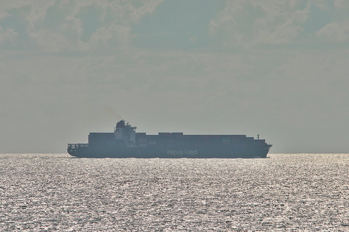 johnmorgan726's tweet photo. At 305 meters the HUDSON EXPRESS, IMO:9349564 A7-class #ContainerShip en route to Antwerpen, Belgium, flying the flag of the United States πΊπΈ. #HapagLloyd #HudsonExpress #ShipsInPics https://t.co/rOtxAN4d43