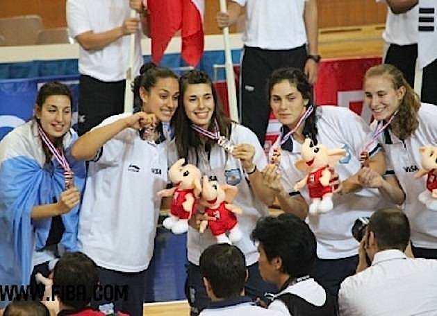 Hoy se cumplen 14 años del logro más importante del básquet femenino argentino: el 🥉 en el Mundial U19 de 2009, donde la Selección 🇦🇷 venció a potencias como Francia 🇫🇷, Lituania 🇱🇹, Rusia 🇷🇺 y Canadá 🇨🇦 (este último, en el partido por el tercer puesto). Absolutamente histórico.