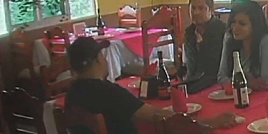 noticiasredmx's tweet photo. Revelan un tercer video de la reunión que tuvo la alcaldesa de Chilpancingo, Norma Otilia Hernández, con el presunto líder de Los Ardillos

El primero lo negó, el segundo dijo que estaba editado, veremos la excusa para el tercero

#NoticiasRedMX https://t.co/GpXKZsu2kI