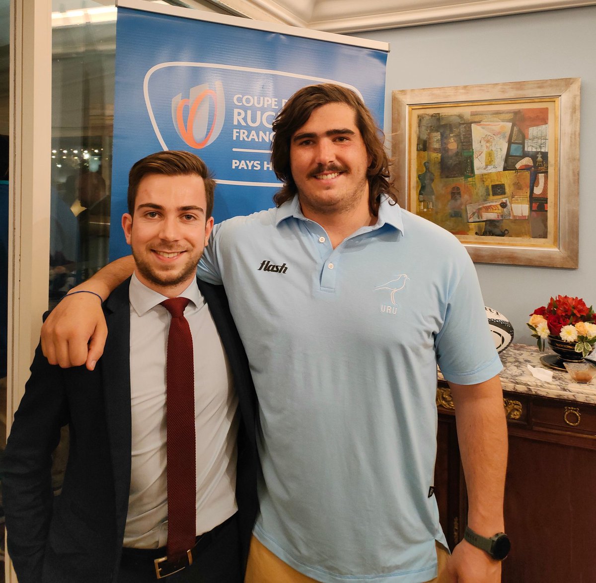 Recibimos a los <a href="/TerosXV/">Los Teros</a> y autoridades 🇺🇾 en la Residencia de Francia antes de su partida para la Copa Mundial de Rugby <a href="/France2023/">Rugby World Cup France 2023</a> 🏉.

7 de ellos juegan en el <a href="/top14rugby/">TOP 14 Rugby</a> de 🇫🇷.

Un placer hablar de nuestra hermosa Provenza con el Aixois <a href="/GerKessler/">Ger  Kessler</a>, ex <a href="/ProvenceRugby/">Provence Rugby ⚫️🏉</a> 🇫🇷🤝🏻🇺🇾!